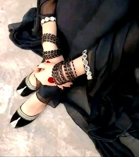 *محبت میں یہی خوف کیوں مسلط رہتا ہے*❤🩹🥺
*کہیں میرے سوا کوئی اور تو عزیز نہیں اسے .💔🥹*