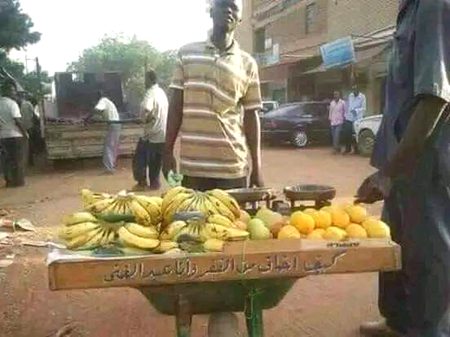 سوڈان كے ایک غریب شخص کا توکل دیکھئیے
اس نے اپنی فروٹ کی ریڑھی پر ایک ایسی عبارت لکھی جو سونے کے پانی سے لکھے جانے کے قابل ھے
"كيف أخاف من الفقر وأنا عبد الغنی"
معنی و مفہوم 
میں فقیری و تنگدستی سے کیسے ڈروں. میں تو اس ذات کا بندہ ہوں جس کے دست قدرت میں ہر چیز ہے