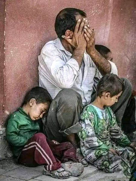 کسے غریب کا کرتی نہیں ہے احترام ۔
یے دنیا لباس دیکھ کر سلام کرتی ہے 💯
😭