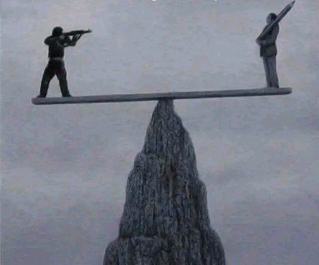 ہے عجب کچھ معاملہ درپیش
عقل کو آگاہی سے خطرہ ہے
.🤍