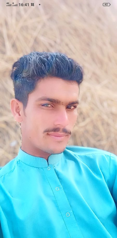 یہ کس موڑ پہ لے آئی ہے جستجو تیری 
پانی پر عکس میرا ہے اور نظر تم آتے ہو