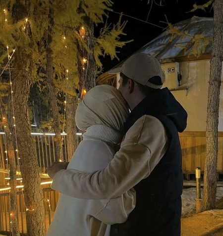 روحِ من جاناں 
میں نے تمہیں دیکھا تو جانا
کہ حسن آنکھوں میں نہیں اترتا
وہ دل میں اُترتا ہے
اور تم نے دل کو
اپنا مستقل ٹھکانہ بنا لیا
تمہارے وجود سے
میری تنہائیوں کو معنی ملے
میرے لفظوں کو روانی
اور میری خاموشیوں کو آواز
جب تم پاس ہوتی ہو
تو فاصلے سمٹ جاتے ہیں
اور جب دور بھی ہو
تو دل کے سب قریب رہتی ہو
تمہارا ایک لمس
تمہارا ایک یقین
میرے سارے ڈر
خاموش کر دیتا ہے❤️🌸