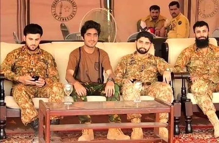 اُونچے قد میں بونے لوگ
اُف یہ آدھے _ پونے لوگ_کھڑوس🌾✨🎭