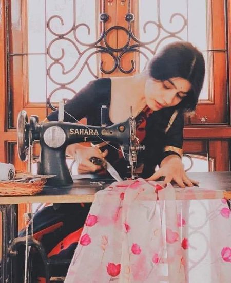 یار وہ دل کے ٹانکے ادھیڑنے والی،
سنا ہے گاؤں میں درزن کا کام کرتی ہے_____!