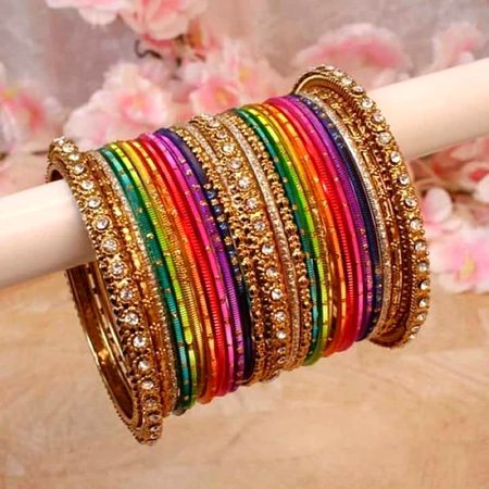 چوڑیاں لے آٸی ہوں👀
پہنانے والا چاہیے ہی نہیں 🥴
جب لے خود آٸی تو پہن بھی لوں گی😒🙆🏻♀️
Anuu Malik 💝