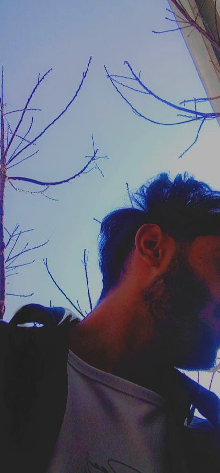 اتنا ٹوٹا ہوں کے چھونے سے بکھر جاؤنگا 
اب اگر اور دعا دوگے تو مر جاؤنگا !
پوچھ کر میرا پتہ ، وقت رائیگاں نا کرو 
میں تو بنجارا ہوں ، کیا جانے کدھر جاؤنگا !
ہر طرف دھند ہے ، جگنو ہے نا چراغ کوئی 
کون پہچانے گا ، بستی میں اگر جاؤنگا !
زندگی ، میں بھی مسافر ہوں تیری کشتی کا 
تو جہاں مجھ سے کہے گی میں اُتَر جاؤنگا !
پھول راہ جائینگے گلدان میں یادوں کی نظر 
میں تو خوشبو ہوں فضاؤں میں بکھر جاؤنگا !