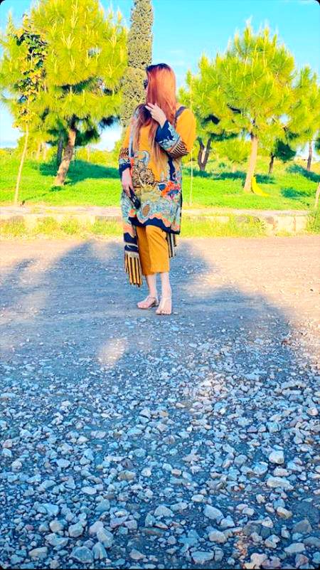 : صبح آٸی ہے رات کو چھوڑ کر پیچھے ہم
تاروں کا جہاں چھوڑ کر دھوپ میں کھڑے🔥👑 -