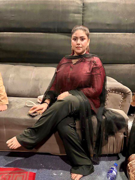 aesi aunty kaha mlegi