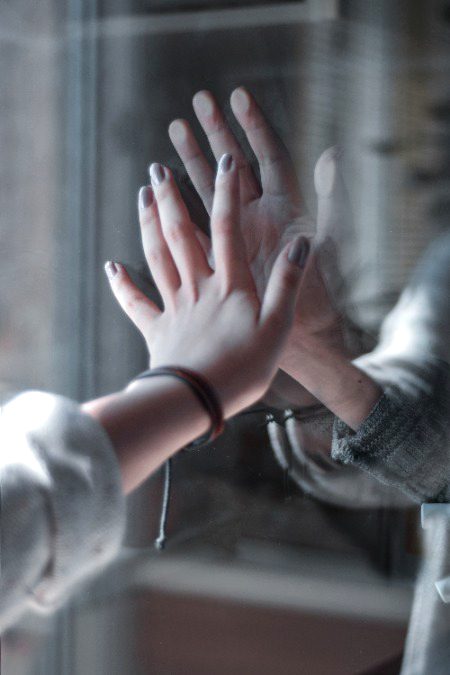 وہ ایک شیشے کی دیوار٠٠٠جس کے اُس پار ہے میری زندگی