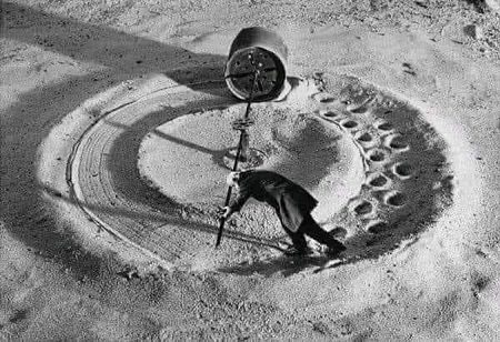 میاں میں اس لیے بھی غم شناس آدمی ہوں
میں اپنے شہر کا پہلا  اُداس آدمی ہوں 
....
مجھے خبر ہے کہاں کس نے چھوڑنا ہے مجھے
میرے عزیز میں چہرہ شناس آدمی ہوں
🖤