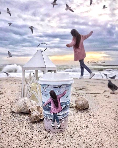 کہتے ہیں کہ "توجہ" اگر پتھر کو بھی دی جائے
تو وہ بھی نکھر جاتا ہے
ہر وہ چیز پھلنے پھولنے لگتی ہے
جِسے تھوڑی سی بھی "توجہ" ملے
انسان، حیوان، چرند، پرند سب
آپ کے تابع ہونے لگتے ہیں
آپ کی تھوڑی سی "توجہ"
کسی کی زندگی کو بدل سکتی ہے
آپ کا تھوڑا سا کسی کو وقت دینا بھی
اُسے پورا دن خوش رکھ سکتا ہے
ایسا بھی ہوسکتا ہے کہ آپ کی ایک تسلی
اُسے دوبارہ جینے کے لیے آمادہ کر دے
اس لیے اپنوں سے رابطے میں رہئیے
زندگی کو خوبصورت بنائیے۔