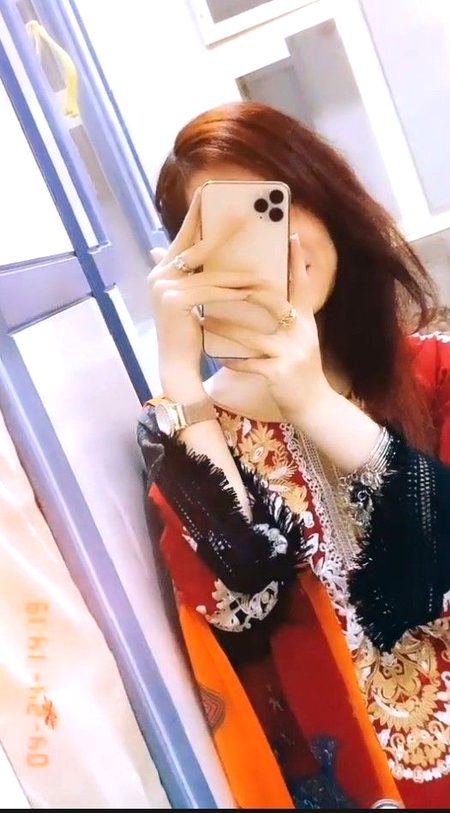 میرے چہرے پہ غزل لکھتی گئیں
شعر کہتی ہوئی آنکھیں اس کی