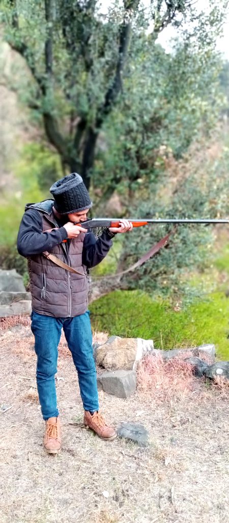 جنگلات اور جنگلی حیات کے تحفظ کو یقینی بنائیں آج کل پرندوں کا بریڈنگ سیزن ہے خدا رہ پرندوں کو مارنے سے اجتناب کریں ۔۔ اس کائنات میں ان چیزوں کا بھی اتنا حق ہے جتنا ہمارا ۔۔انکو بھی ان کے قدرتی ماحول میں جینے دیں ۔۔جنگلات کو جلانے سے اجتناب کریں ان جنگلات میں لاکھوں مخلوقات کے گھر خاندان ہیں جو ہماری وجہ سے اجڑ جاتے ہیں ان پرندوں کے بچے گھونسلے میں انتظار کرتے رہ جاتے ہیں جب کہ یہ ہماری گولیوں کی بھینٹ چڑھ جاتے ہیں  ۔۔ اپنی ذرا سی تسکین کی خاطر ان معصوموں کی زندگیاں نہ چھینیں ۔۔ سائبیریا سے آئے ہوئے مہمان پرندوں کو گولیوں سے چھلنی نہ کریں خود بھی سکون سے جئیں اور دوسری مخلوقات کو بھی جینے دیں ۔۔۔!!!
..!!!