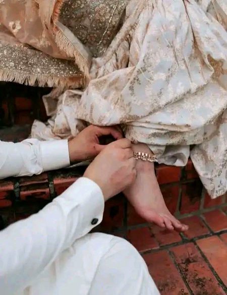 پائل پہنانے کے فن سے واقف ہوں میں 
جانتا ہوں پہلے پاوں چومتے ہیں۔🖤🌸
🍃🖤