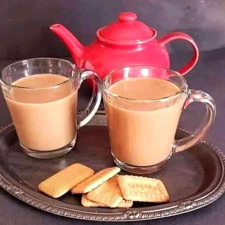 مئی کی کڑکتی دھُوپ ہو 😳
45° کا موسم ہو🔥
گرم ہوا ہو 🔥
ماتھے پر پسینے کی بُوندیں رقص کر رہی ہوں
اور ہاتھ میں گرم چاۓ کا کپ ہو
ایسے میں تو چاۓ پینے کا مزہ ہی کچھ اور ہے
😋😋😋😋😋😋