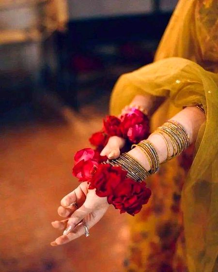 میں ٹھہری ایک عام سی لڑکی
جو گجروں پہ ہی مان جاتی ہے💫