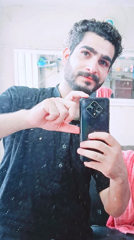 مجھ سے بہتر کی تمنّا تمہیں لے ڈوبے گی
کیا برا ہے جو تم مجھ پہ قناعت کر لو__
