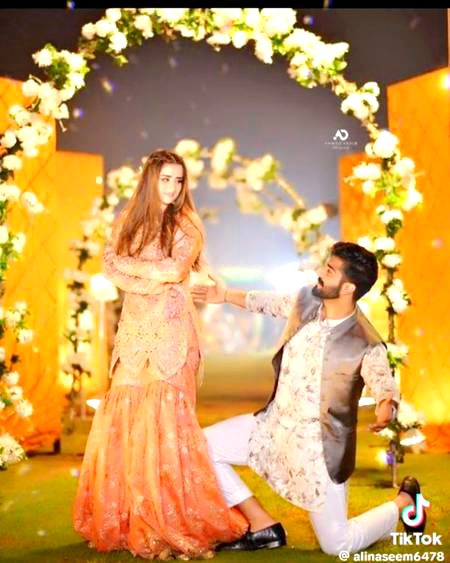 جن سے محبت ہو ان کے لیے جگہ بنا لی جاتی ہے۔۔پھر چاہے وہ گھر ہو۔۔دل ہو یا...
زندگی۔۔وہاں بہانے نہیں بنائے جاتے۔۔ 😕😑🥰