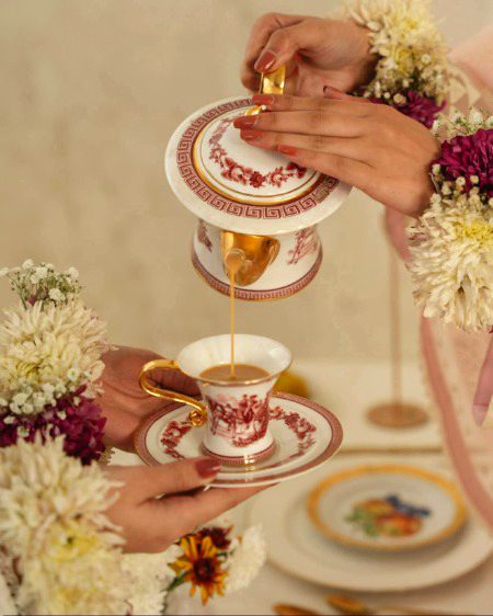 کسی دن اگر گھر آؤ تو
ایک گرم گرم چائے پلا دینا
اپنے ہاتھوں سے بنی ہوئی،
جس میں تھوڑی سی مٹھاس تمہاری باتوں کی ہو
اور کچھ خوشبو تمہاری ہنسی کی شامل ہو۔
میں خاموشی سے بیٹھا رہوں گا،
اور تم آہستہ سے پوچھ لینا—
"چینی ٹھیک ہے نا؟"
اور میں مسکرا کر کہہ دوں گا،
"تم ساتھ ہو تو سب کچھ میٹھا ہے۔"
وہ لمحہ کچھ ایسا ہو
کہ وقت بھی ٹھہر جائے،
اور چائے کی ہر ایک چسکی میں
محبت گھلتی چلی جائے۔ ☕✨