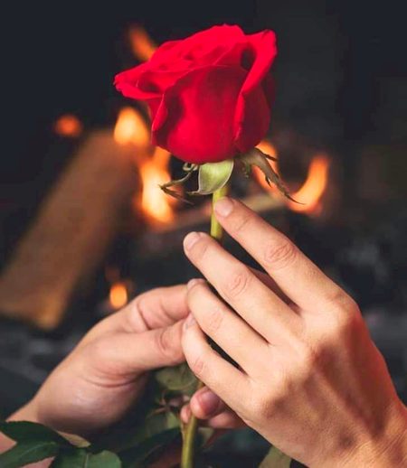 کیسے اظہار کروں__اس سے محبت ھے مجھے,,, 
وہ میرا دوست ھے اور دوست بھی اچھے والا....!