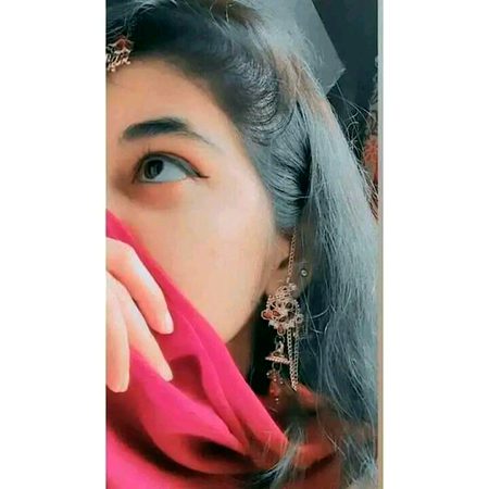 ہم وہ چاند 🌙نہیں جنہیں ہر کوئی بےنقاب دیکھے👀 
ہم وہ سورج 🌞ہیں جنہیں دیکھ کر لوگ آنکھیں جھکا لیتے ہیں...😌🤗