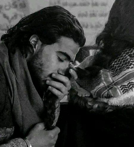 اس نے تو کہا تھا کہ ہم با رش میں ساتھ ساتھ بھیگیں گے تو پھر آ ج کیوں وہ تنہا ،میں تنہا اور یہ با رش تنہا۔