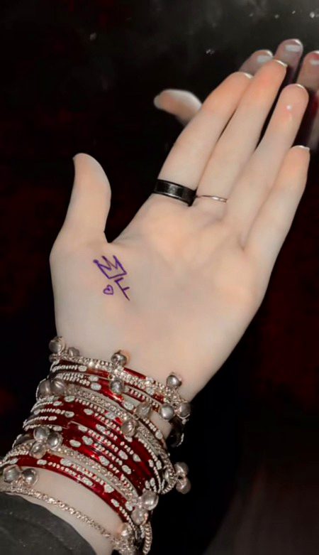 سلیقہ سادگی سب آزما کر سمجھ آیا ۔۔
کہ بہت نقصان ہوتا ہے ادب سے پیش آنے کا 💕💕