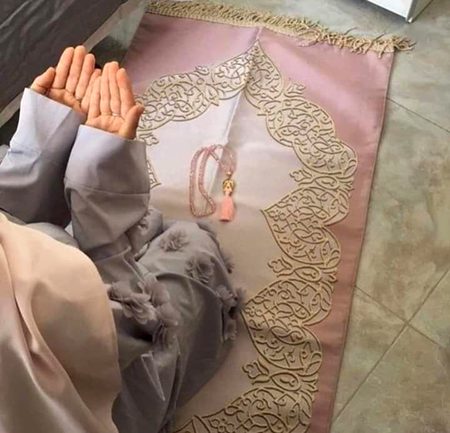 سب کچھ اپنے رب پر چھوڑ دیتی ہوں 
اسی لیے اتنی مطمئن رہتی ہوں❤