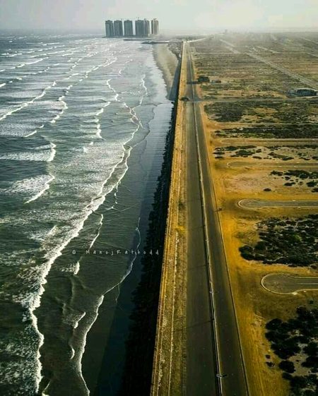 لمبی لمبی چھوڑے بغیر بتاؤں 🙄
کبھی کراچی کا سمندر   دیکھا ہے ?😜
ITX ZALIM 😜