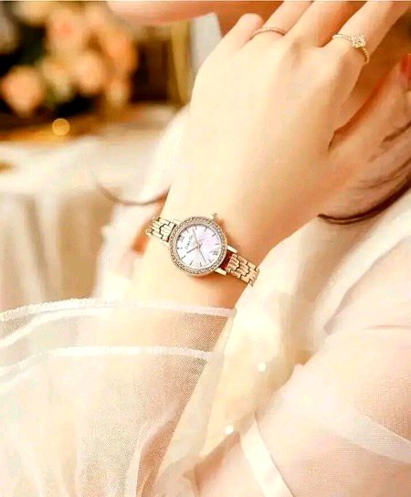 مجھے ملنے والے لوگ مجھے بھول نہیں پاتے 
مجھ میں ایک ہنر ہے میں دل پر اثر کرتی ہوں