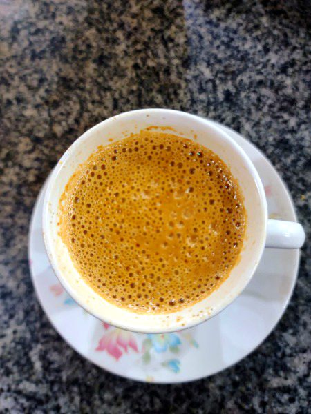 اک میں پھکی چاہ نئیں پیندا
دوجا ٹھنڈی چاہ نئیں پیندا
جہیڑی چاہ وچ چاہ نہ ہووے
جی میں ایسی چاہ نئیں پیندا
کلاہ بہہ کے چاہ پیندا واں
پر میں کلی چاہ نئیں پیندا
یا تے چاہ ای چھڈّ دتی سُو
یا فیر ساڈی چاہ نئیں پیندا
تیری چاہ کوئی وکھری چاہ اے
جا میں تیری چاہ نئیں پیندا..