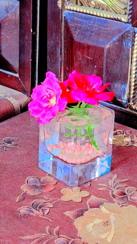 صدیوں سے راہ تکتی ہوئی گھاٹیوں میں تم
اک لمحہ آ کے ہنس گئے میں ڈھونڈھتا پھرا
ان وادیوں میں برف کے چھینٹوں کے ساتھ ساتھ
ہر سو شرر برس گئے میں ڈھونڈھتا پھرا
راتیں ترائیوں کی تہوں میں لڑھک گئیں
دن دلدلوں میں دھنس گئے میں ڈھونڈھتا پھرا
راہیں دھوئیں سے بھر گئیں میں منتظر رہا
قرنوں کے رخ جھلس گئے میں ڈھونڈھتا پھرا
تم پھر نہ آ سکو گے بتانا تو تھا مجھے
تم دور جا کے بس گئے میں ڈھونڈھتا پھرا
مجید امجد