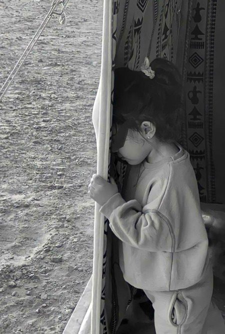 دِل ٹپکنے لگا ہے آنکھوں سے..
اب کِسے راز داں کرے کوئی ۔ 🖤