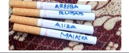 گرلز: ہی ہیز مووڈ آن 
لے بوائز: ہر اک کی ایک 🤠