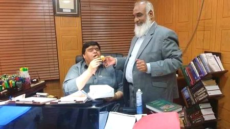 *بلال عبداللہ صاحب ، ملک برھان معظم ایڈووکیٹ کو سعد بھائی کیس جیتنے کی خوشی مٹھائی کھلا کر خوشی اظہار کرتے ھوئے*🌹