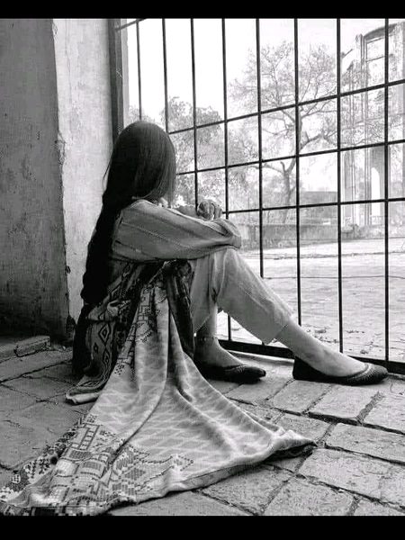 عادت ہی بنا لی تم نے تو اپنی 
کہ جس شہر بھی رہنا اکتائے ہوئے رہنا
