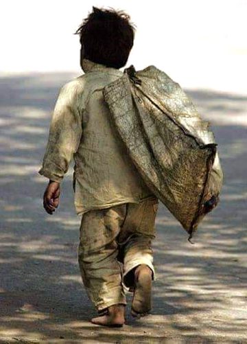 کوڑیوں میں بِک رہا ہوں میں 
ماں تو کہتی تھی میرا لعل ہے تُو!! 💔