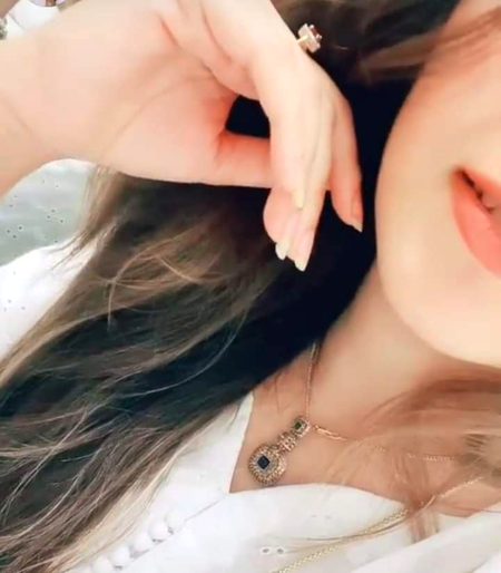 دنیا کے شراب خانے میں دیکھ  آیا ہوں
تیری گردن کا مشروب میسر نہیں وہاں