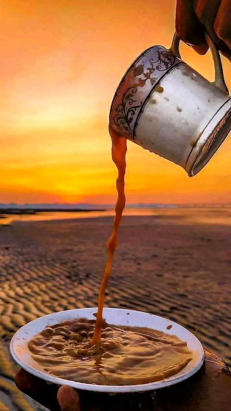 " شام کا ایک گھنٹہ اپنے لیے ضرور نکالیں..."
_گھر کی چھت پر بیٹھیں
_لوگوں کے مکان دیکھیں
_آسمان میں اڑتے پرندے دیکھیں
_کافی یا چائے کا کپ
دونوں ہاتھوں سے پکڑ کر حرارت محسوس کریں
اپنے لیے وقت نکالیں
_اپنے آپ کو انا سے ہٹا کر اہمیت دیں
زندگی کی تلخیوں کو چائے کی چسکیوں کے ساتھ ختم کریں😏
_اور اگر پھر بھی سکون نا آئے
_تو اس خالی کپ کو دیکھیے
جس طرح اس کپ میں دوبارہ چائے بھرنے کی گنجائش ہے اسی طرح آپکے اندر بھی زندگی اور خوشی بھرنے کی گنجائش باقی ہے😐
کون کیا کرتا ہے
کیا کہتا ہے😕
کیا کھاتا کیا پیتا ہے
ان سب باتوں سے دور ہو کر صرف اپنا جائزہ لیجیے" اپنے اندر کی خالی جگہوں کو پُر کرنا سیکھیے "😇
خود کو بھی کبھی محسوس کر لیا کریں
کچھ رونقیں خود سے بھی ہوا کرتی ہیں