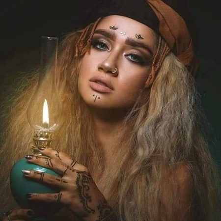 شام ڈھلتے ہی تیری دید کے مارے ھوئے ہم۔،
طاق میں رکھی ھوئی آنکھیں جلا دیتے ہیں۔💔Unzii🥀