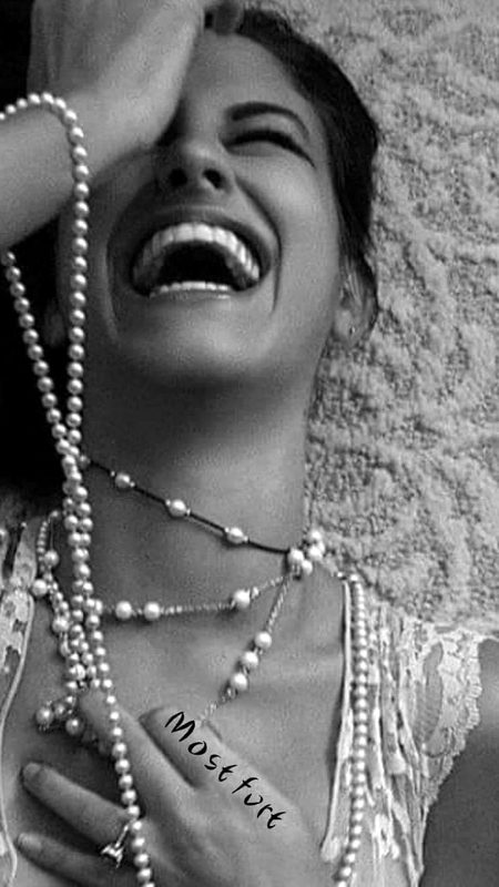 کبھی کبھی تو تیرے اجنبی رویے پر
میں ایسا ہنستی ھوں کہ تھک کے رو پڑتی ھوں۔۔