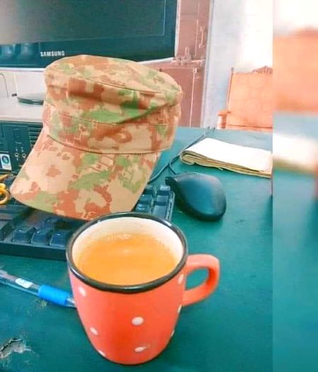 آؤ تمہیں چائے پلاتے ہیں!☕
میٹھے کی جگہ
عشق ملاتے ہیں
...!❤️😍