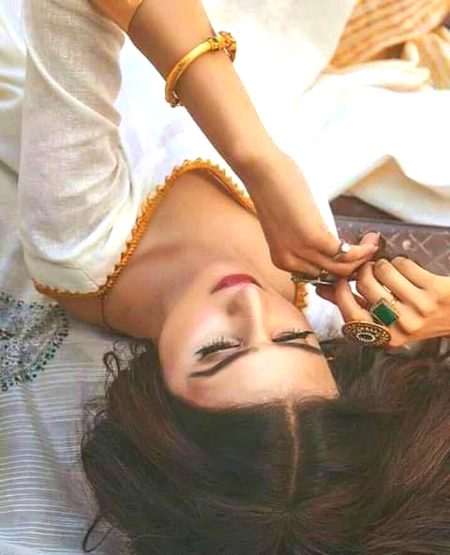 تم مجھ کو اپنا کہتے ہو 
کہہ لینے سے کیا ہوتا ہے💔💔