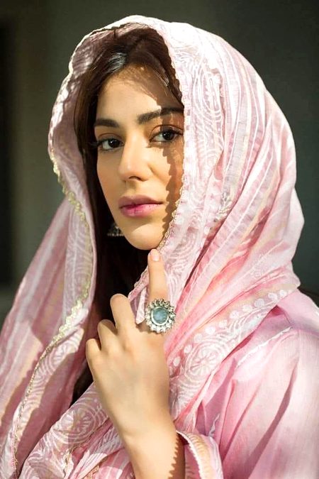 کبھـی تـو مصحف دل پـر سجــــا کــے پـڑھ مجھ کـو..
میـں اور شـے ہـوں تیـرے آس پـاس کـے لـوگـوں سـے💔Unzii🥀