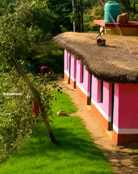 کشمیر کے آخری کچے مکانوں میں سے ایک… زمانہ بدل رہا ہے، یہ منظر اب نایاب ہے