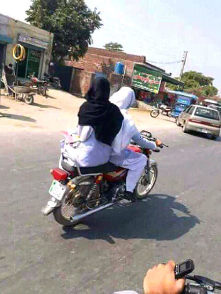 Chalo kahin Soar He 
Smash chore dain