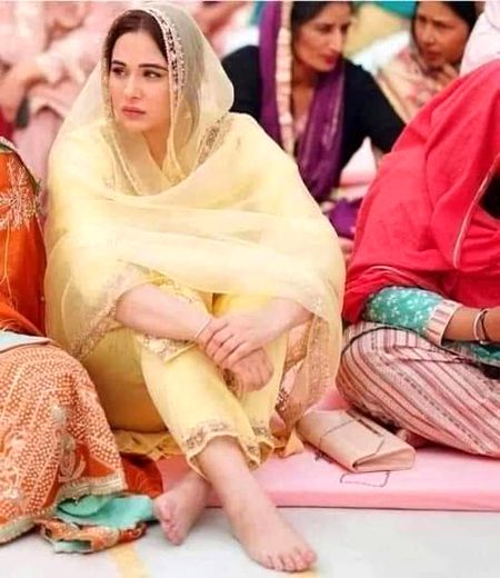 مرشد وہ آئی تھی پہلی بار میرے گاؤں میں کسی فوتگی پر
مرشد اب میں چاہتا ہوں روز کوئی مرے اور میں دیکھوں اسے😓