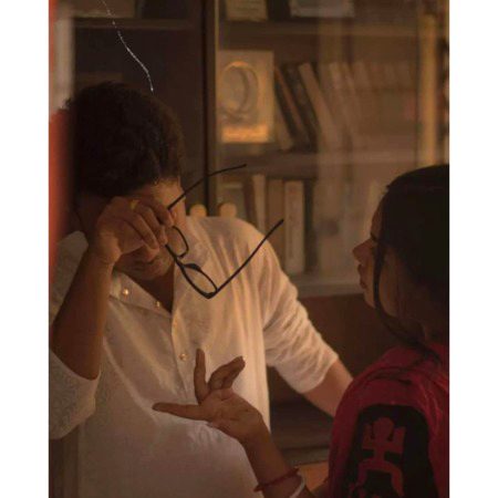 ایسا کوئی گناہ بھی میں نے نہیں کیا_!!
اب تک ہیں اپ مجھے سے خفا اپ کون ہیں.!!
میں اس کے ساتھ ساتھ رہا اور خوش رہا!!
پھر اس نے مجھ سے پوچه لیا، آپ کون ہیں.!!