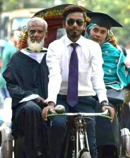 ❣ایک طاقتور تصویر؛
بنگلہ کے ایک نوجوان نے ڈگری لینے کے بعد گریجویشن کا لباس اپنے ماں اور باپ کو پہنا کر اُس سائیکل رکشہ میں بٹھایا۔ جسے چلا کر اُس کے بوڑھے باپ نے اُس کے اخراجات اُٹھاۓ۔
ماں باپ کو اس انداز میں خراج تحسین پیش کرنے  والے  کو سلام۔. 
.