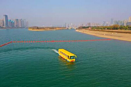 Ye bus kesi he.pani men chlney wali